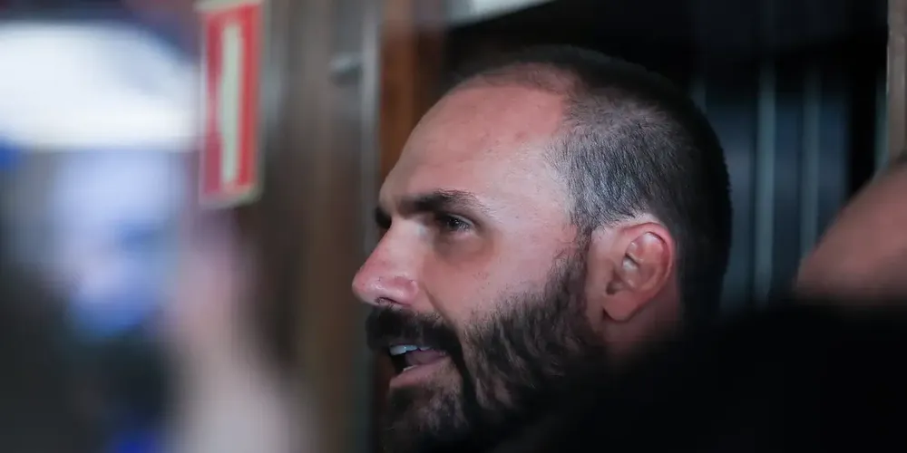 O filho do ex-presidente é denunciado por atentar contra a soberania do país ao articular “sanções ao Brasil”