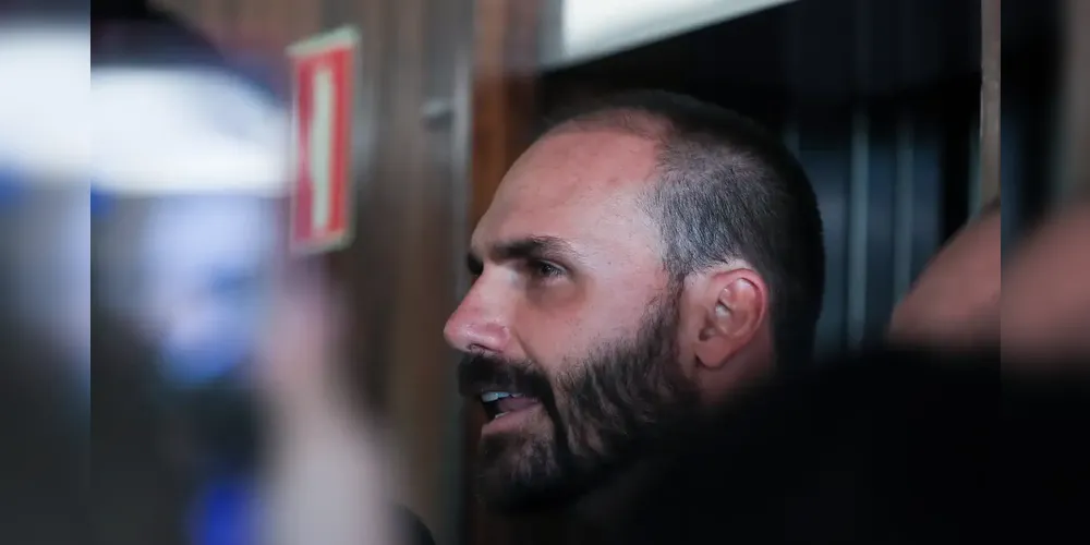 O filho do ex-presidente é denunciado por atentar contra a soberania do país ao articular “sanções ao Brasil”