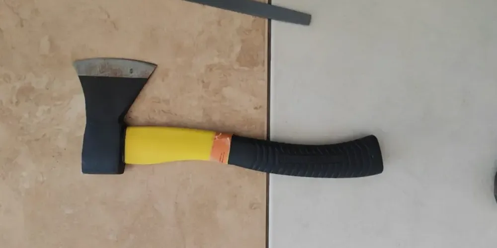 Imagem mostra a arma usada no crime, mulher confessou o assassinato cometido