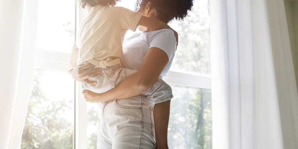 O projeto visa promover a inclusão social e prestar apoio a mães