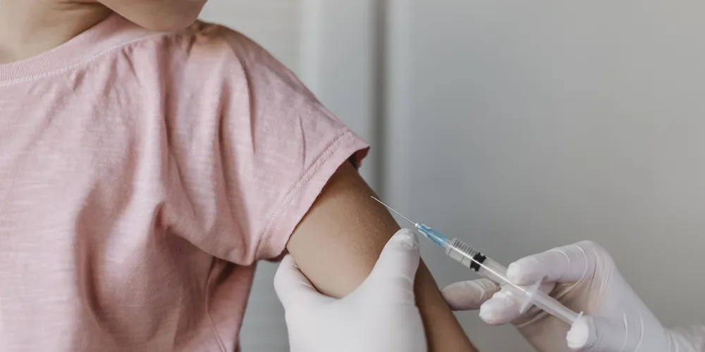 Ônibus da Vacina visita três locais de Ponta Grossa