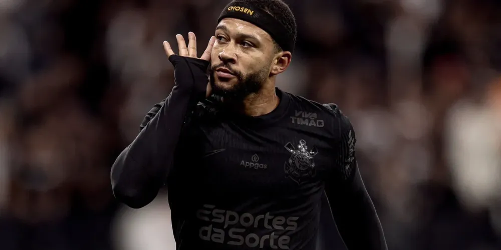 Memphis Depay comemora gol contra o Vasco pelo Campeonato Brasileiro