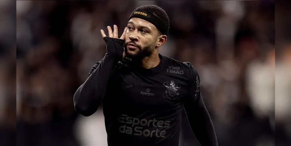 Memphis Depay comemora gol contra o Vasco pelo Campeonato Brasileiro