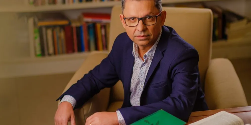 O autor é reconhecido nacional e internacionalmente pelos romances publicados, que somam mais de 50 obras