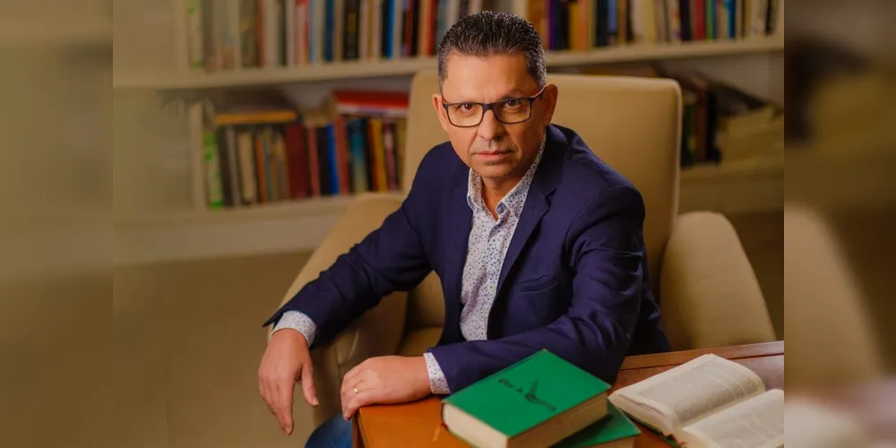 O autor é reconhecido nacional e internacionalmente pelos romances publicados, que somam mais de 50 obras