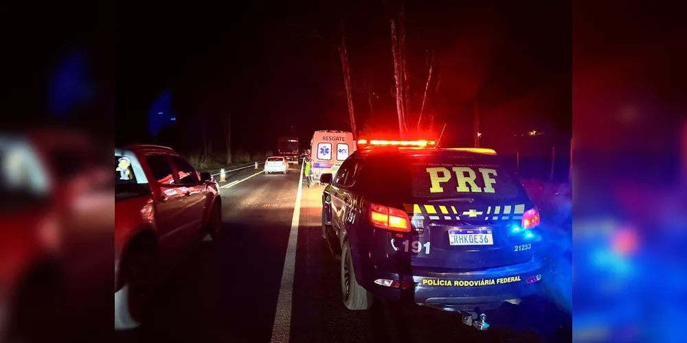 Jovem seguia pela BR-153 quando colidiu de frente com a carreta; causas do acidente são desconhecidas.