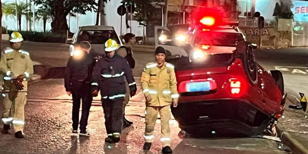 O carro ficou tombado bem no meio da via