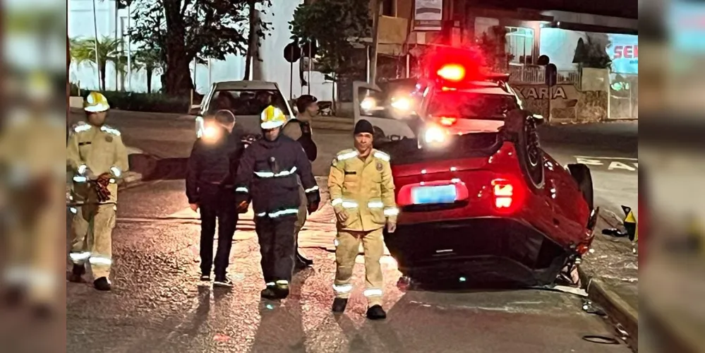 O carro ficou tombado bem no meio da via