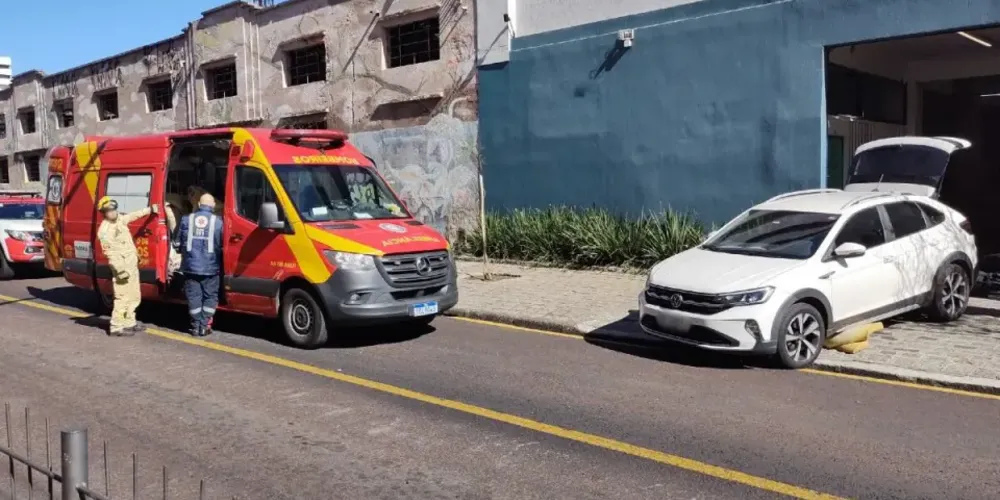 Ao sair com o carro, o motorista não percebeu a presença da mulher e acabou passando por cima dela