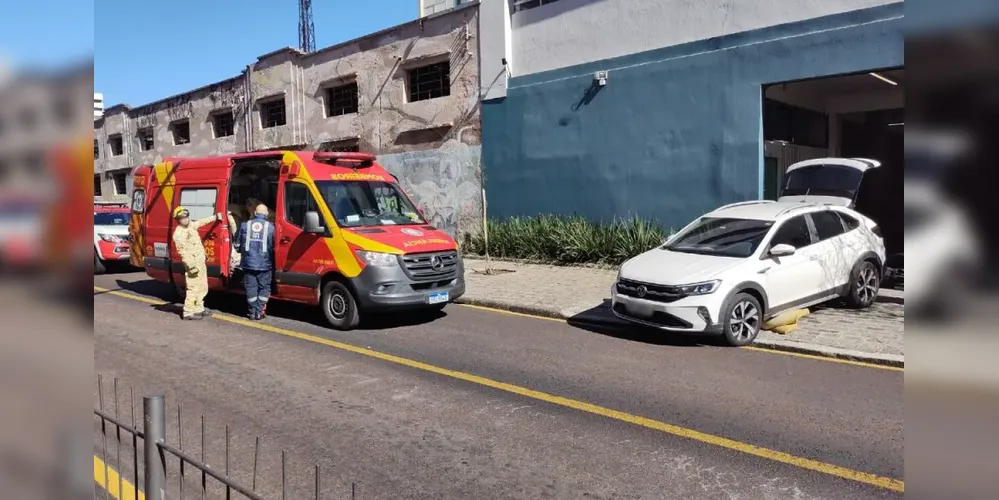 Ao sair com o carro, o motorista não percebeu a presença da mulher e acabou passando por cima dela