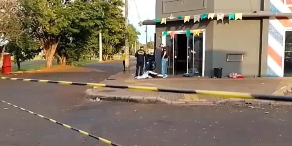 A mulher morreu no local e o homem fugiu