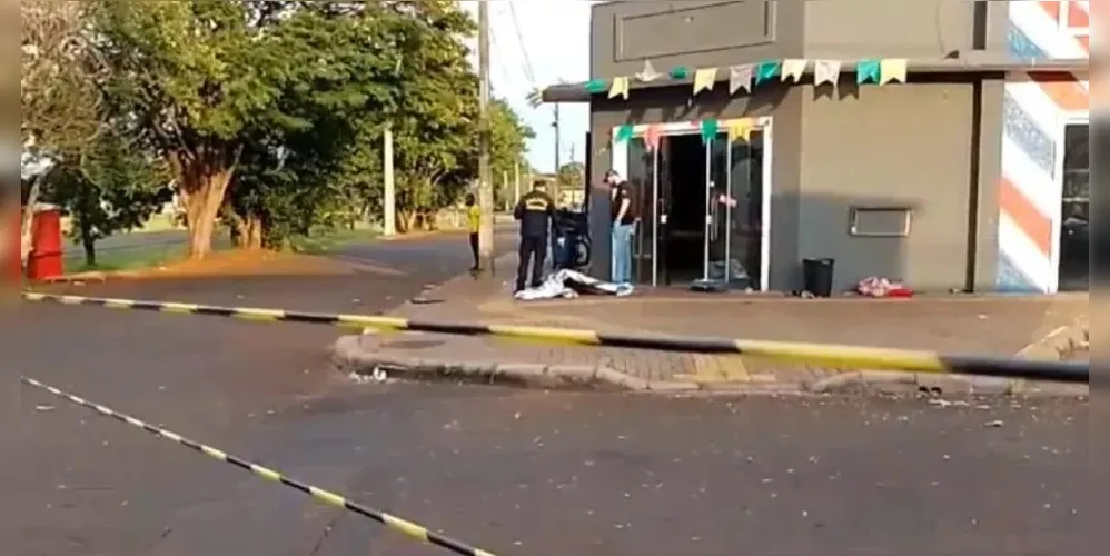 A mulher morreu no local e o homem fugiu