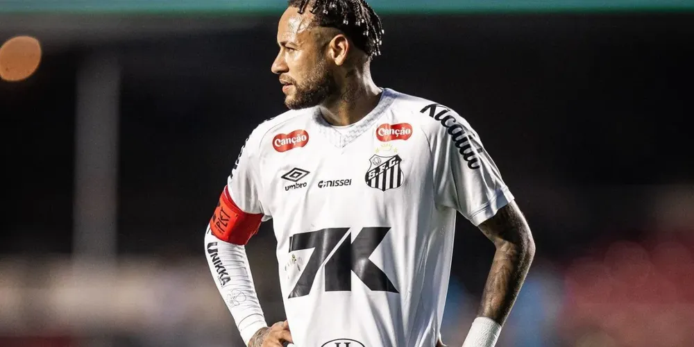 Neymar Jr. com a camisa do Santos