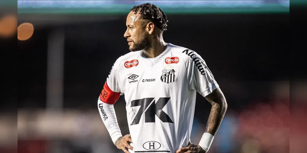 Neymar Jr. com a camisa do Santos