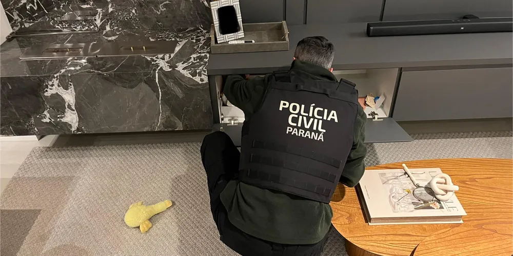 A Polícia Civil do Paraná (PCPR) apreendeu notebooks e um celular durante o cumprimento de buscas na residência