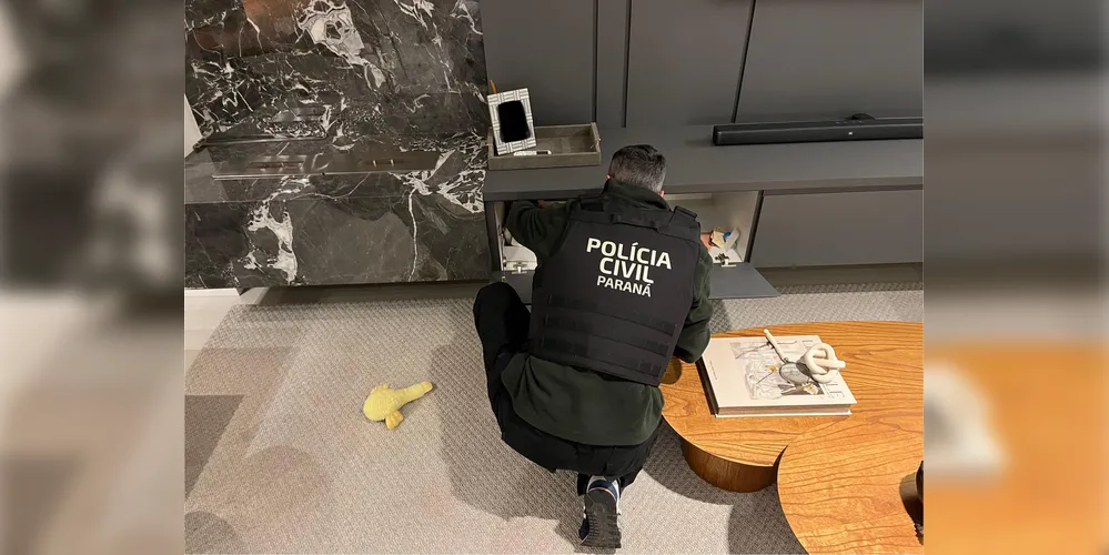 A Polícia Civil do Paraná (PCPR) apreendeu notebooks e um celular durante o cumprimento de buscas na residência