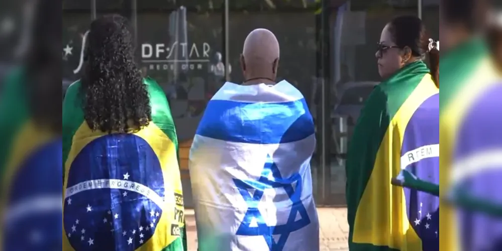 Apoiadores de Bolsonaro se encontram em frente ao Hospital DF Star