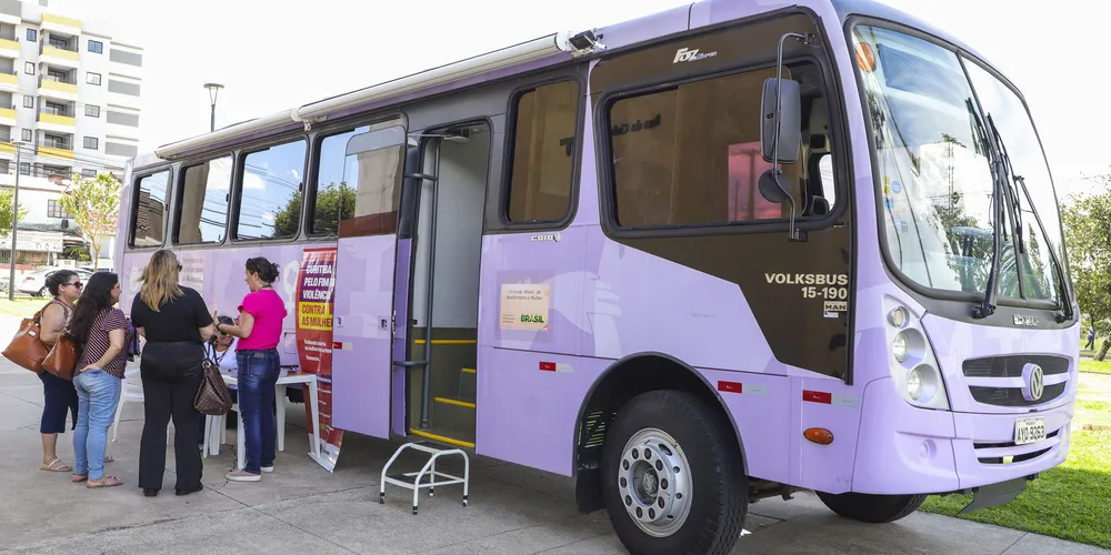 Ônibus Lilás orienta mulheres