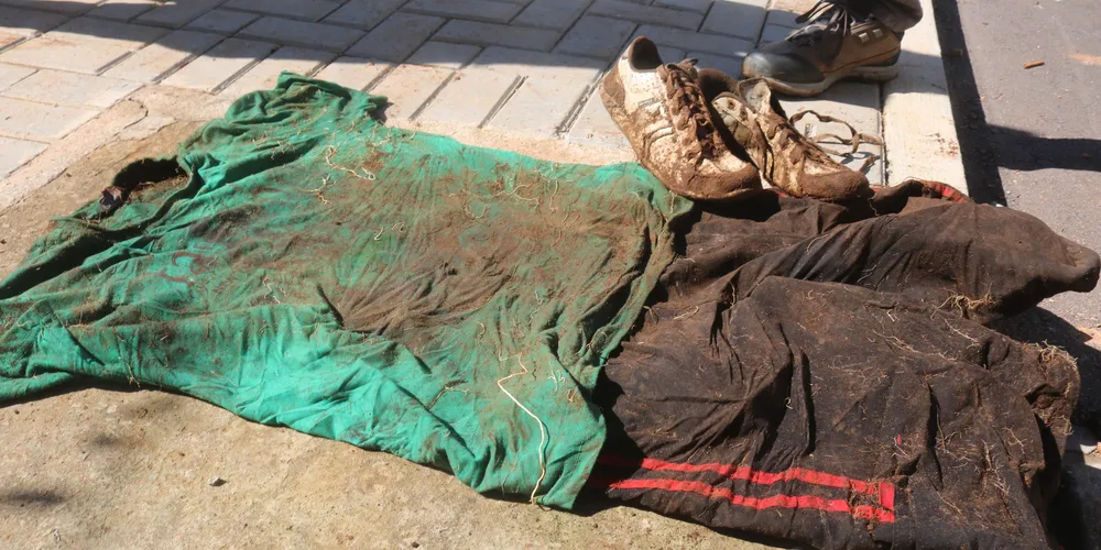 Roupas encontradas no local das ossadas