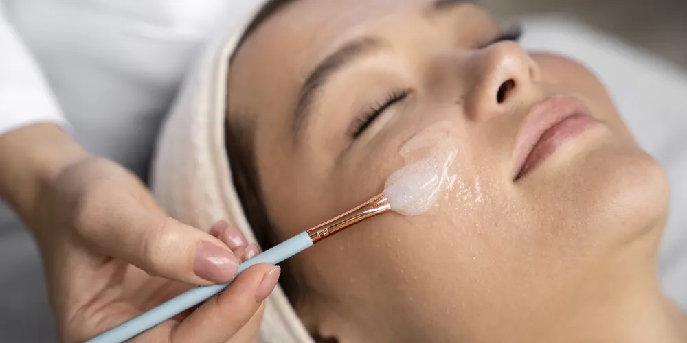 Após o procedimento, os cuidados são simples, mas indispensáveis: lavar com água, não usar cremes, nem maquiagem. Apenas protetor solar até a pele se recuperar