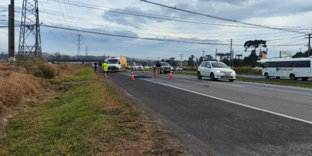 Um caminhoneiro que passava pela faixa ao lado viu o corpo e parou para sinalizar o local