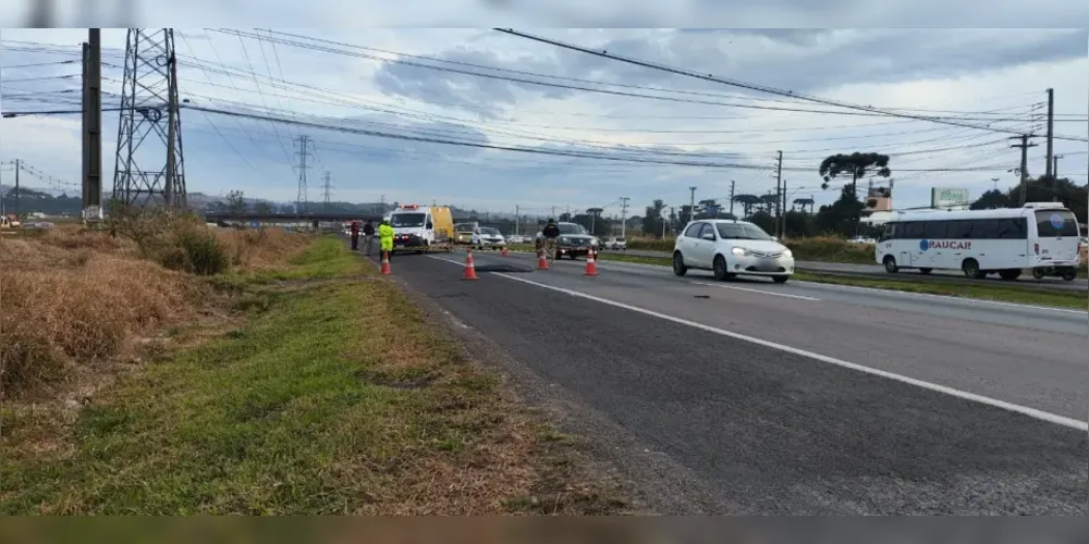Um caminhoneiro que passava pela faixa ao lado viu o corpo e parou para sinalizar o local