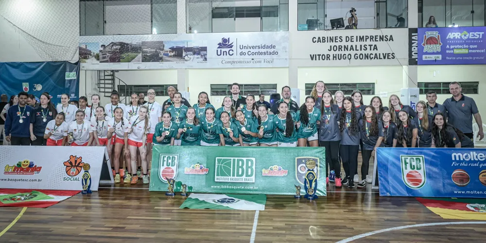 Pódio sub-15 com a Seleção Paranaense em 1º colocado