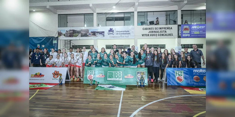 Pódio sub-15 com a Seleção Paranaense em 1º colocado