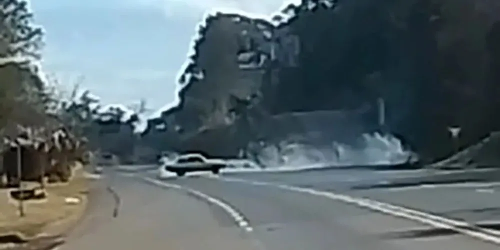 O carro, um GM Chevette prata, fazia manobras do tipo “cavalo de pau”