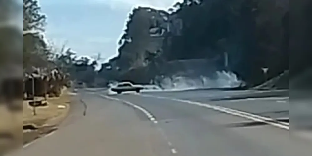 O carro, um GM Chevette prata, fazia manobras do tipo “cavalo de pau”