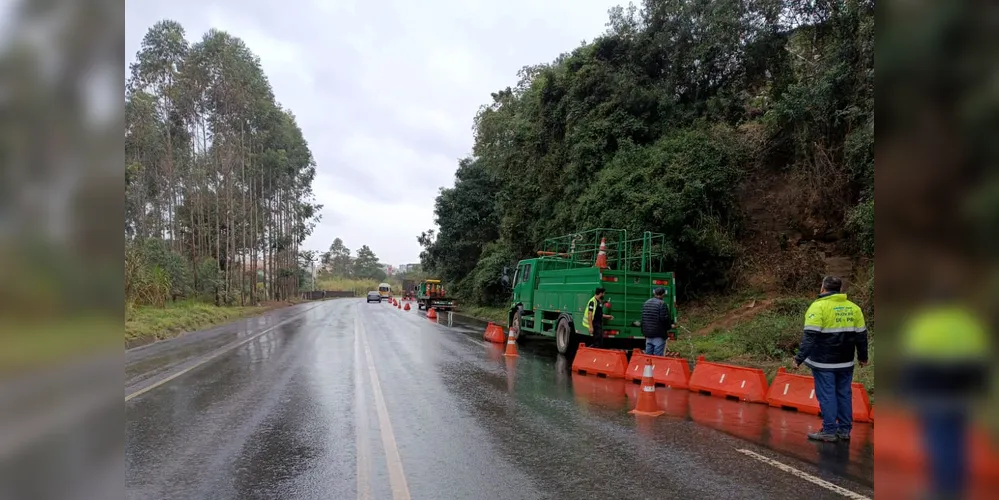 O tráfego segue normalmente pelo restante da pista