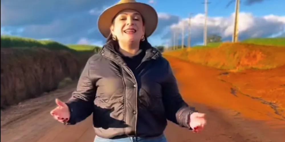 Durante vídeo, prefeita anuncia pavimentação em CBUQ