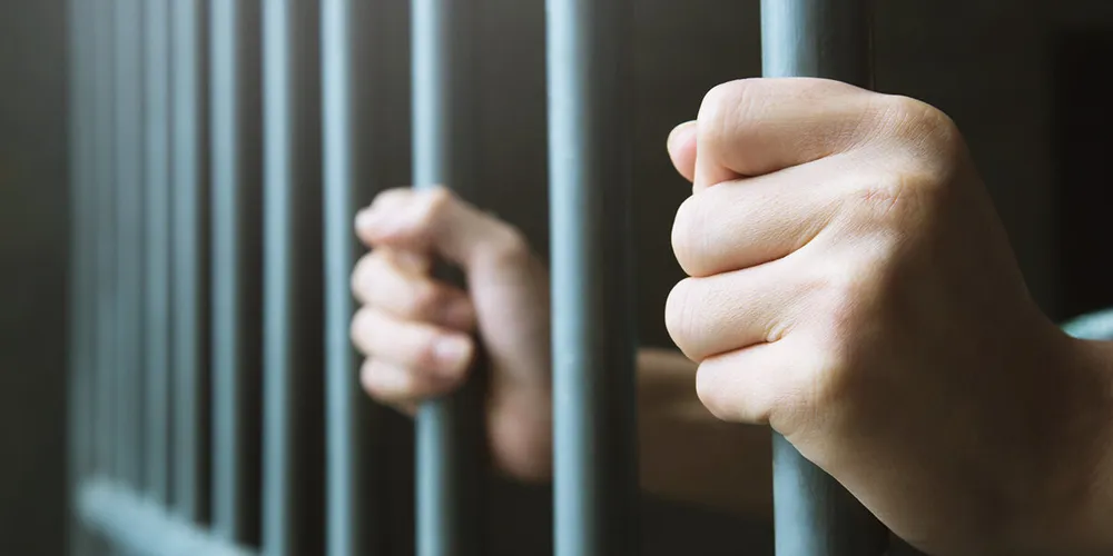 Adolescente mata irmão de 10 anos com barra de ferro