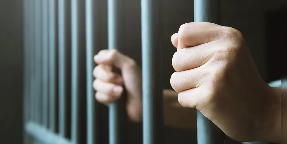 Adolescente mata irmão de 10 anos com barra de ferro