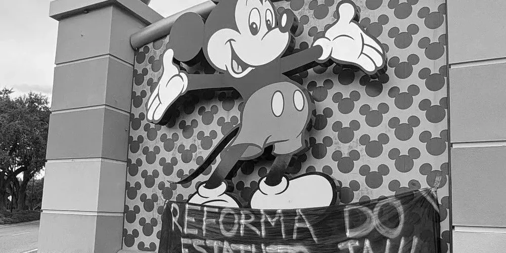 Protesto da torcida do Corinthians nos parques da Disney, em Orlando, na Flórida