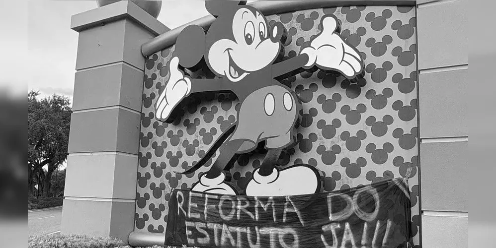 Protesto da torcida do Corinthians nos parques da Disney, em Orlando, na Flórida