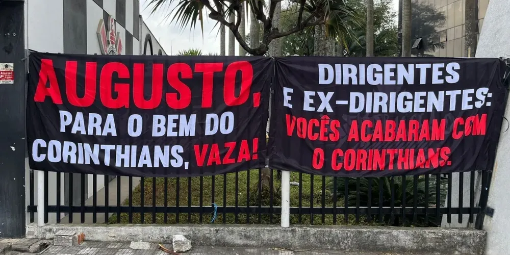 Torcedores do Corinthians protestam em votação de impeachment de Augusto Melo