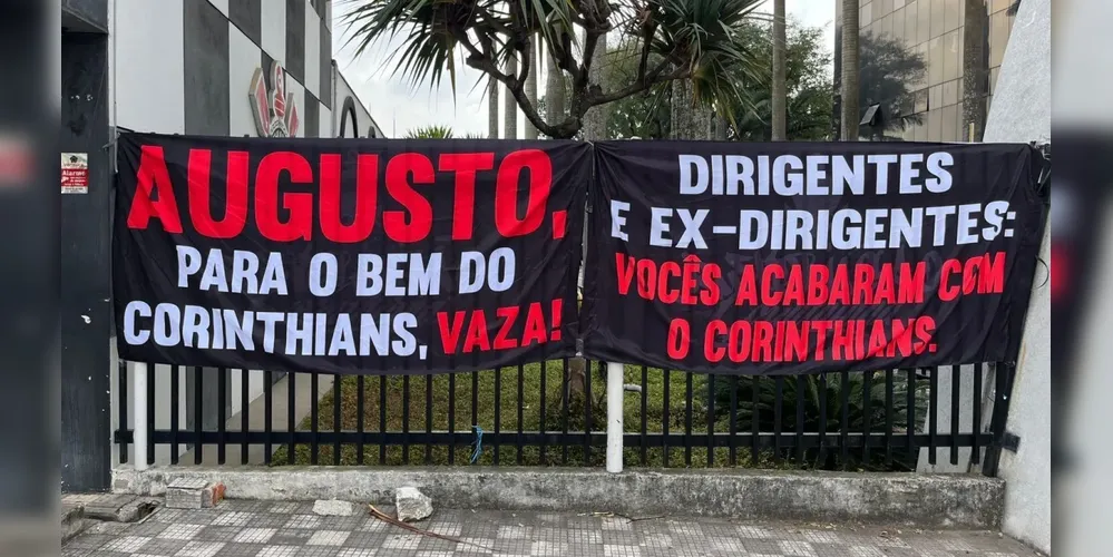 Torcedores do Corinthians protestam em votação de impeachment de Augusto Melo