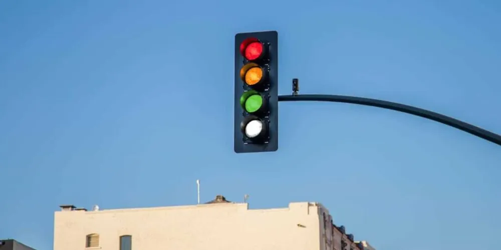 Semáforo fica no cruzamento entre ruas Ernesto Vilela e Alberto de Oliveira