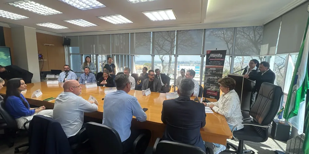 Anúncio de novo investimento reuniu lideranças políticas e empresariais no gabinete da prefeita Elizabeth Schmidt