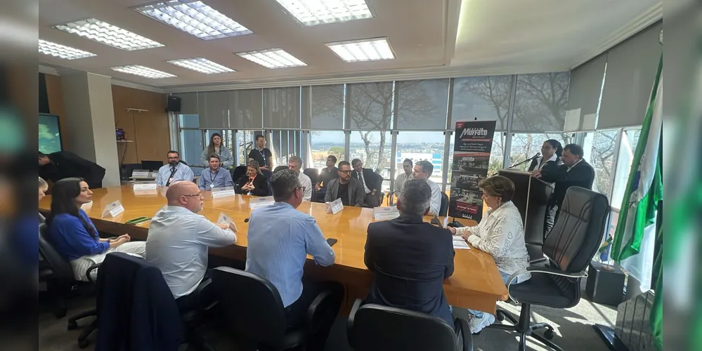 Anúncio de novo investimento reuniu lideranças políticas e empresariais no gabinete da prefeita Elizabeth Schmidt