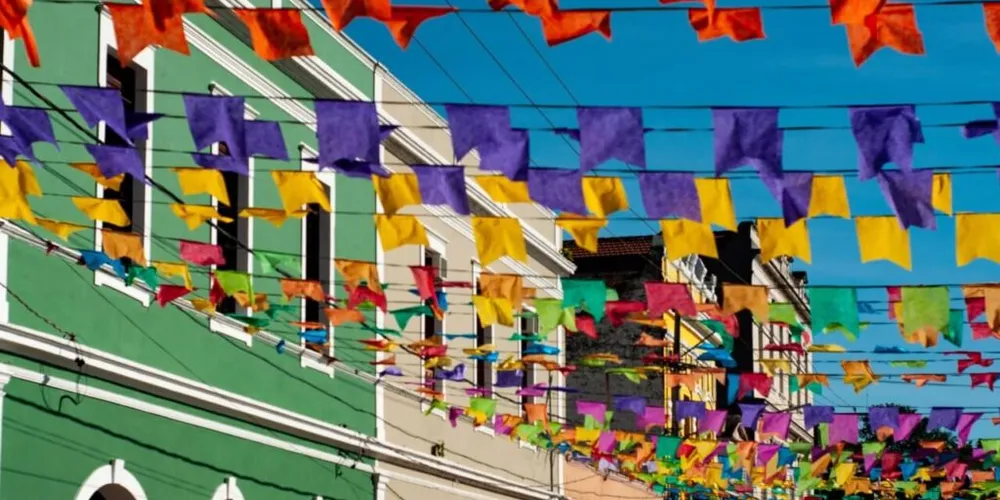 Além de ser um dos três santos juninos (junto com Santo Antônio e São Pedro), São João é protetor das colheitas, das festas e dos lares