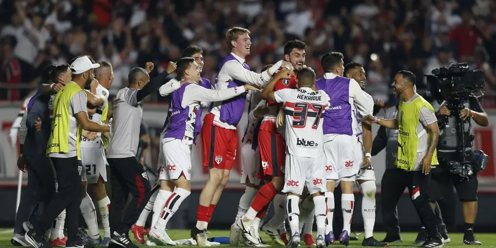 Jogadores do São Paulo comemoram a classificação nos pênaltis sobre o Atlético Nacional