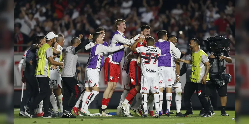 Jogadores do São Paulo comemoram a classificação nos pênaltis sobre o Atlético Nacional