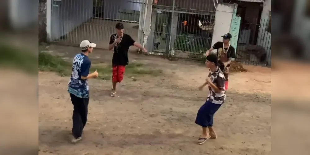 Jovens dançam 'sarro' em Curitiba