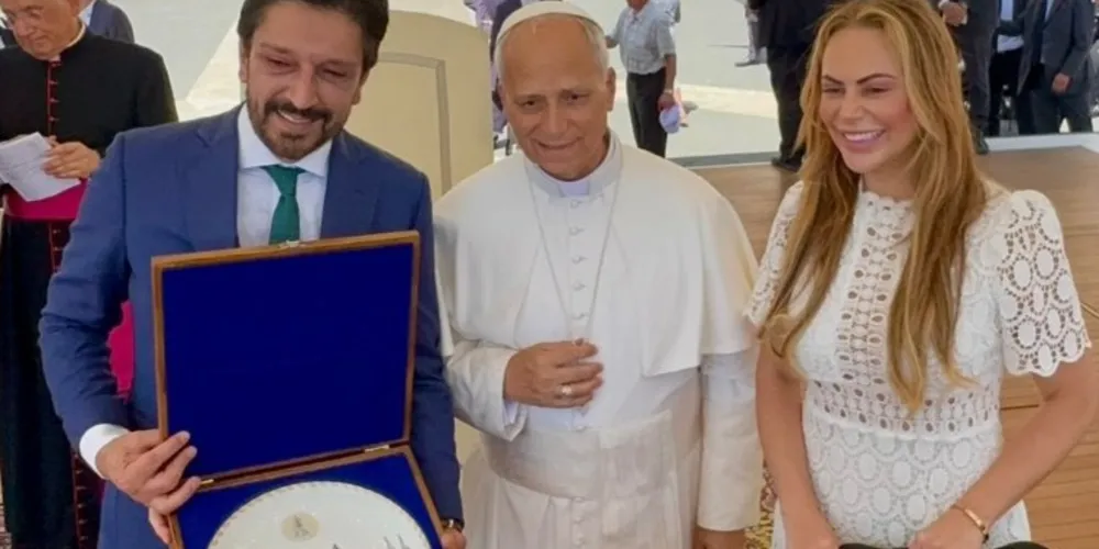 Após receber cumprimentos e presentes, o papa teria respondido positivamente ao convite
