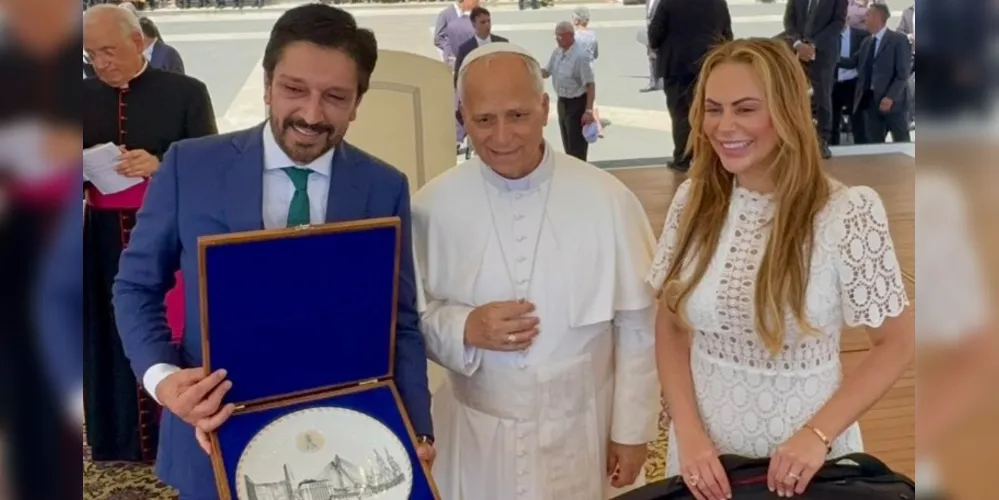 Após receber cumprimentos e presentes, o papa teria respondido positivamente ao convite