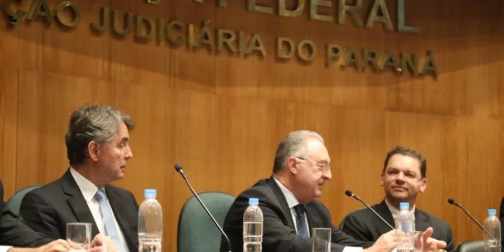 Da esquerda para a direita, o juiz federal Friedmann Wendpap (JFPR), o desembargador federal Altair Gregório (TRF4) e o juiz federal de Ponta Grossa Antônio César Bochenek (JFPR)
