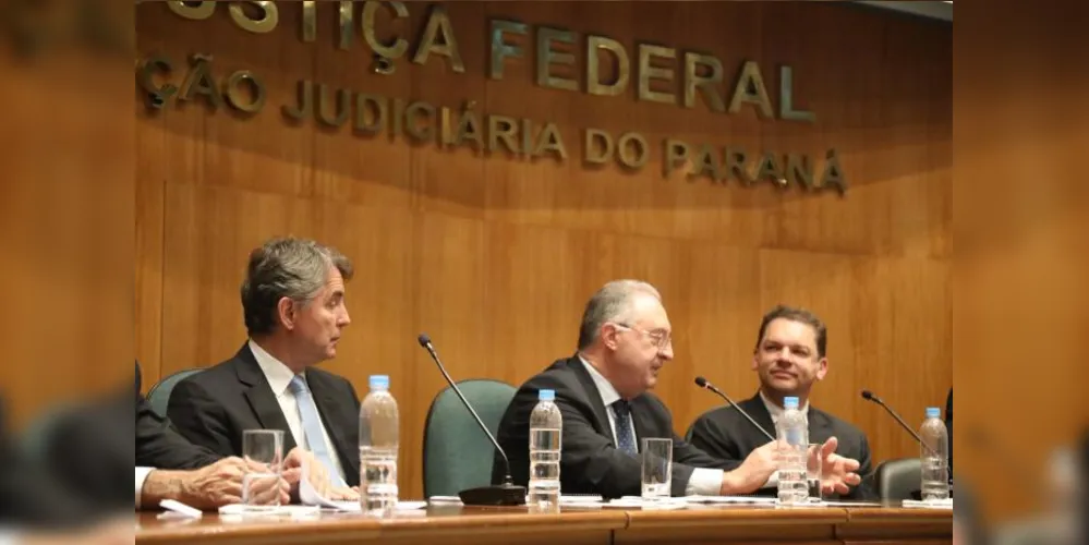 Da esquerda para a direita, o juiz federal Friedmann Wendpap (JFPR), o desembargador federal Altair Gregório (TRF4) e o juiz federal de Ponta Grossa Antônio César Bochenek (JFPR)