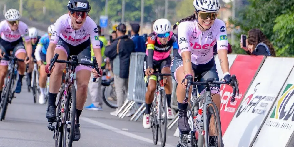 Talita Oliveira (à direita) finalizou a prova com 1h53